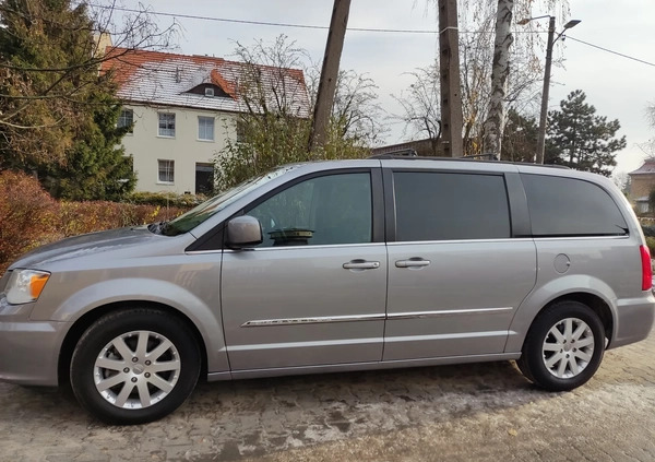 Chrysler Town &amp; Country cena 55900 przebieg: 222000, rok produkcji 2016 z Swarzędz małe 121